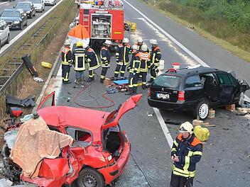 Der rote Renault Twingo der 31-jährigen Mutter. Sie prallte frontal gegen den Skoda Octavia. Foto: Ronald Rinklef