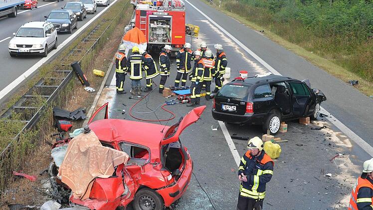 Der rote Renault Twingo der 31-jährigen Mutter. Sie prallte frontal gegen den Skoda Octavia. Foto: Ronald Rinklef