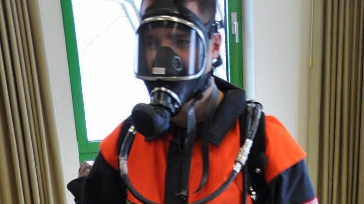 Praktische Übung ist gefragt, wenn ein Feuerwehrmann über die Atemschutzausrüstung noch den Chemikalienschutzanzug ziehen muss.