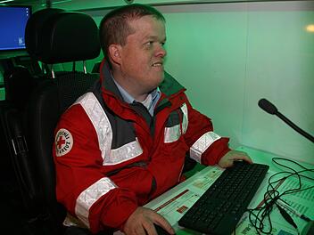 Michael Neubauer ist der Leiter der Schnelleinsatzgruppe Kommunikation und Information. Der neue Einsatzleitwagen wird nicht nur in Kronach, sondern in ganz Oberfranken eingesetzt. Besonders freut sich Neubauer, dass dieses Fahrzeug schon mit Digitalfunk ausgestattet ist - das mache es zukunftssicher. Fotos: Sonja Adam