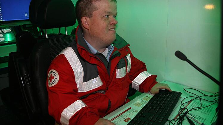 Michael Neubauer ist der Leiter der Schnelleinsatzgruppe Kommunikation und Information. Der neue Einsatzleitwagen wird nicht nur in Kronach, sondern in ganz Oberfranken eingesetzt. Besonders freut sich Neubauer, dass dieses Fahrzeug schon mit Digitalfunk ausgestattet ist - das mache es zukunftssicher. Fotos: Sonja Adam