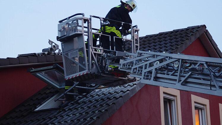 Die Feuerwehrleute suchten nach weiteren Brandnestern.