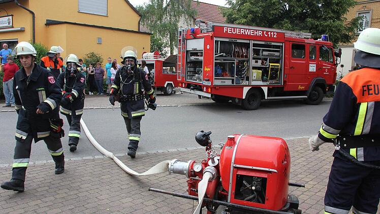 Die Atemschutzträger und Kommandant Rengstl rücken an.