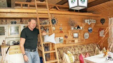Alfred Hofmann (63) hat sich sein Gartenhaus in der Anlage Katzbachtal gemütlich eingerichtet.