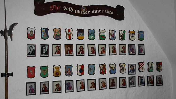 Porträts und Wappen der "Heimgerittenen" im Rittersaal Foto: Friedwald Schedel