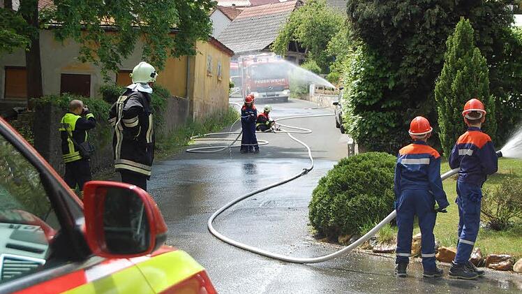 Die Rückseite der Stallgebäude und die angrenzenden Wohnhäuser wurden von den jungen Wehrleuten gesichert.