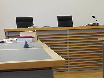 Vor Verhandlungsbeginn liegen die Akten bereits auf den Tischen von Staatsanwaltschaft und Richter.  Foto: Jennifer Hauser