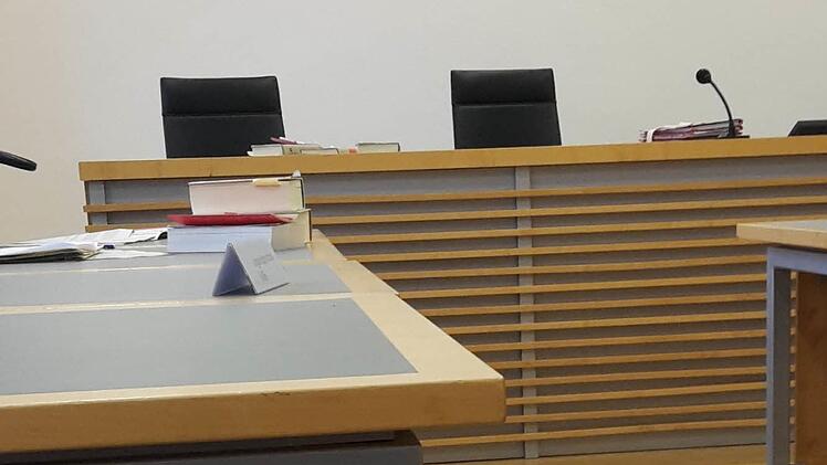 Vor Verhandlungsbeginn liegen die Akten bereits auf den Tischen von Staatsanwaltschaft und Richter.  Foto: Jennifer Hauser