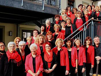 Verstärkt durch den ökumenischen Frauen-Chor "Sing mit" spielt Eva-Maria Klöhr am 13. März auf dem Kreuzberg. Foto: Sing Mit