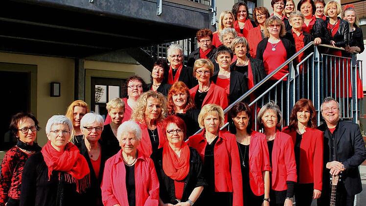 Verstärkt durch den ökumenischen Frauen-Chor "Sing mit" spielt Eva-Maria Klöhr am 13. März auf dem Kreuzberg. Foto: Sing Mit
