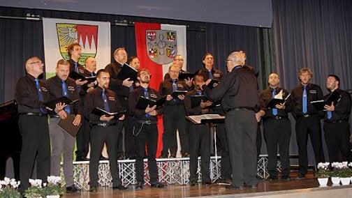 Stimmgewaltig der Männergesangverein "Concordia" Altershausen-Sechsthal mit Pfarrer Hans Schreiber.