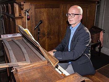 Regionalkantor Rainer Aberle genießt das Spielen auf der Schlimbachorgel nach der Renovierung.  Foto: U. Langer