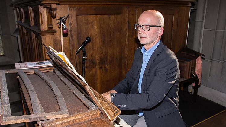 Regionalkantor Rainer Aberle genießt das Spielen auf der Schlimbachorgel nach der Renovierung.  Foto: U. Langer
