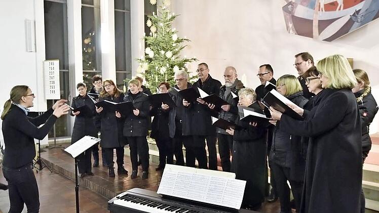 Einfühlsame Lieder trug der ökumenische Kirchenchor unter der Leitung von Kerstin Wrzosok vor.