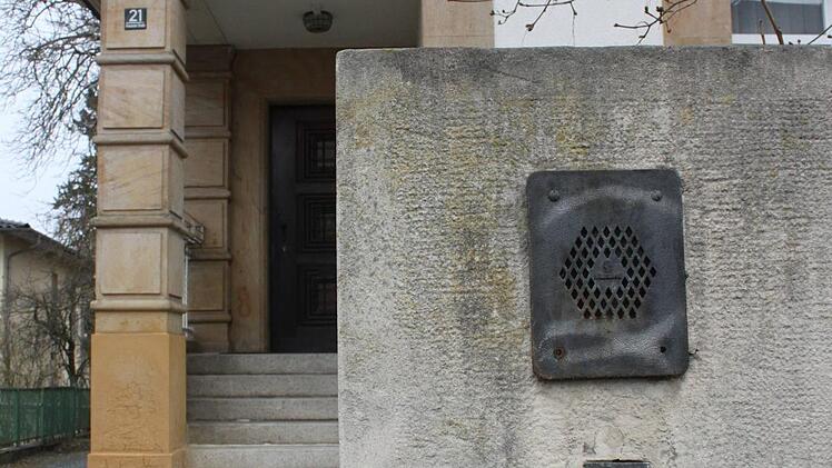 Zu ihrer Zeit modern: die Sprechanlage, Marke Siemens, mit Frontplatte aus Kupfer an der Gartenmauer in der Kronacher Straße 21