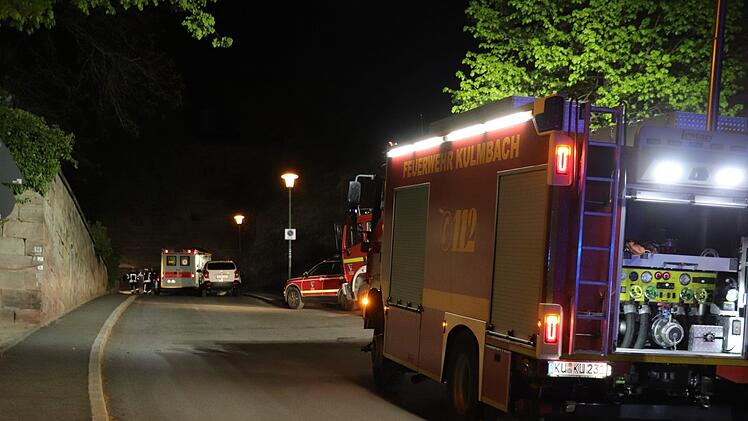 Eine Vielzahl von Rettungskräften und Rettungsfahrzeugen war in der Nacht auf der Plassenburg im Einsatz. Foto: Katrin Geyer