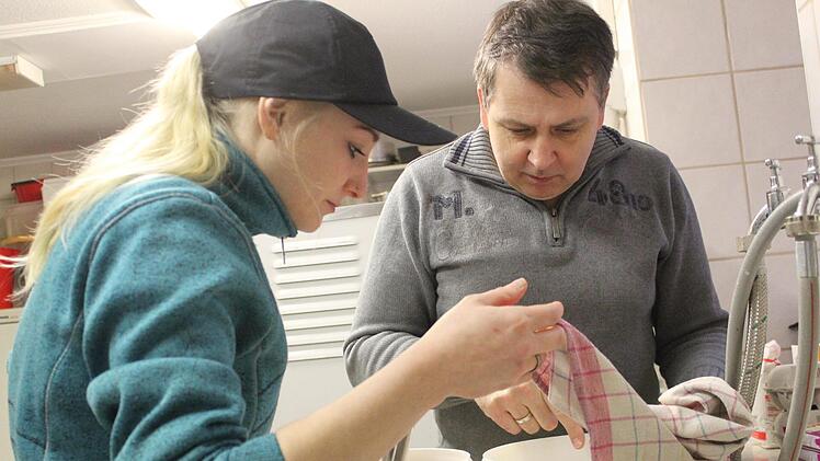 Wird das was mit dem Biskuitteig? Julia Held hofft, Uwe Held schaut nach.  Fotos: Markus Häggberg