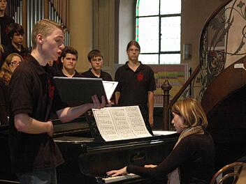 Lucas Schuon, am Klavier von Ca-roline Di Rosa begleitet, war einer der herausragenden Solis-ten des Nürnberger Dürerchores.   Foto: Peter Klopf