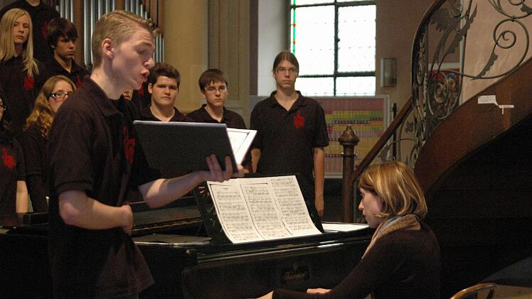 Lucas Schuon, am Klavier von Ca-roline Di Rosa begleitet, war einer der herausragenden Solis-ten des Nürnberger Dürerchores.   Foto: Peter Klopf