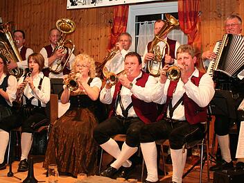 Ihren jüngsten Auftritt hatten die Gleißenberger Musikanten am 23. Februar beim Sänger- und Musikantentreffen in Lonnerstadt. Foto: Evi Seeger