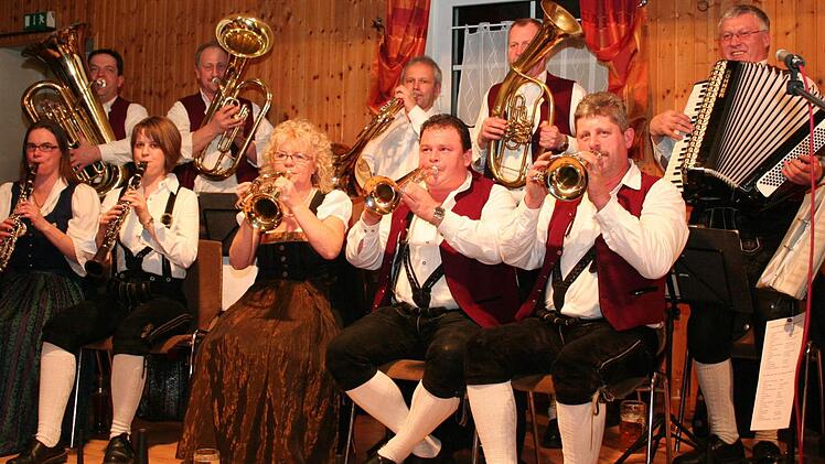 Ihren jüngsten Auftritt hatten die Gleißenberger Musikanten am 23. Februar beim Sänger- und Musikantentreffen in Lonnerstadt. Foto: Evi Seeger