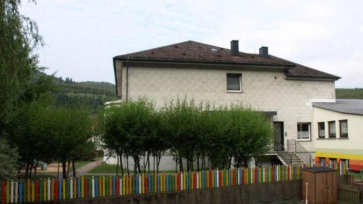 Der Kindergarten St. Josef, vom Garten aus betrachtet, mit dem Anbau rechts.