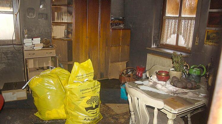 Völlig ausgebrannt ist die Wohnung von Elga Friedrich, am Wochenende räumen viele fleißige Helfer das Haus leer.  Fotos: Gabi Arnold