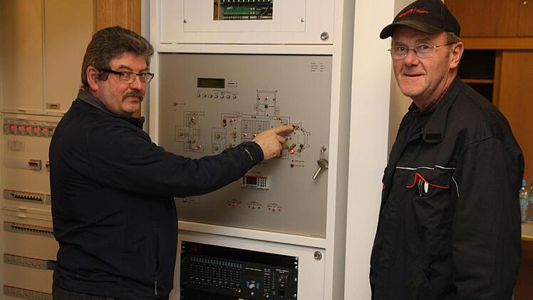 Jürgen Gramann weist Mesner Josef Weisel in moderne Technik ein