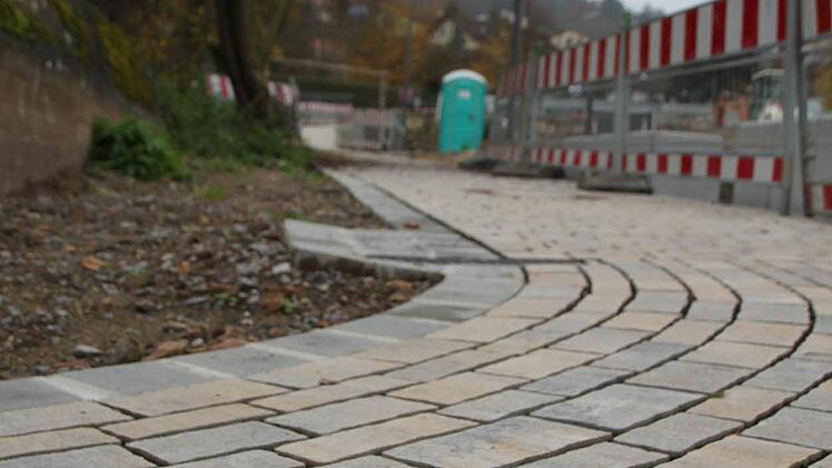 Der Weg hinauf zum Friedhof ist schon gepflastert.