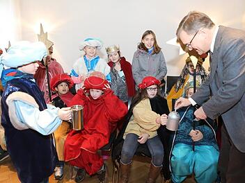 OB Andreas Starke steckt einige Scheine in die Büchsen der Sternsinger  aus der Pfarrei St. Martin. Barbara Herbst