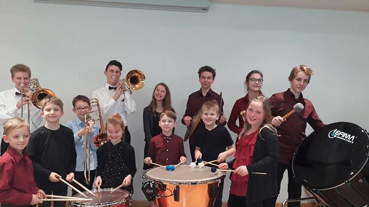Die Preisträger der Kissinger Jugendmusikschule beim Wettbewerb "Jugend musiziert" (von links): Finn-Louis Metz, Paul Metz, Linus Gessner, Jonas Greubel, Luca Ehrenberg, Lina Wiedamann, Johanna Meder, Mika Seider, Sascha Heilmann, Lenn Riedel, Jana Urschlechter, Leonie Jelinek, Linus Schneider.  Foto: Ines Strauß