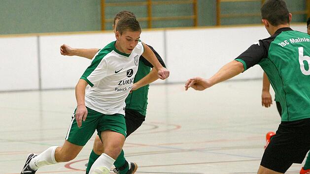 Die Katschenreuther Fu&szlig;baller (am Ball Moritz Amon) entt&auml;uschten im Vorjahr, als sie von vier Spielen nur eines gewannen und schon im Viertelfinale am TSC Mainleus scheiterten (0:1). Ob es morgen mit dem ersten Hallen-Stadtmeistertitel f&uuml;r die Katschenreuther in der Rundschau-Cup-Geschichte klappt? Foto: Monika Limmer