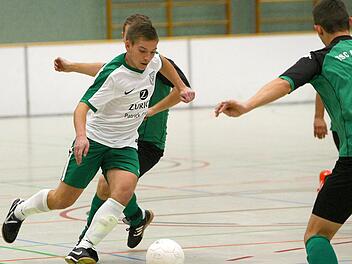Die Katschenreuther Fußballer (am Ball Moritz Amon) enttäuschten im Vorjahr, als sie von vier Spielen nur eines gewannen und schon im Viertelfinale am TSC Mainleus scheiterten (0:1). Ob es morgen mit dem ersten Hallen-Stadtmeistertitel für die Katschenreuther in der Rundschau-Cup-Geschichte klappt? Foto: Monika Limmer