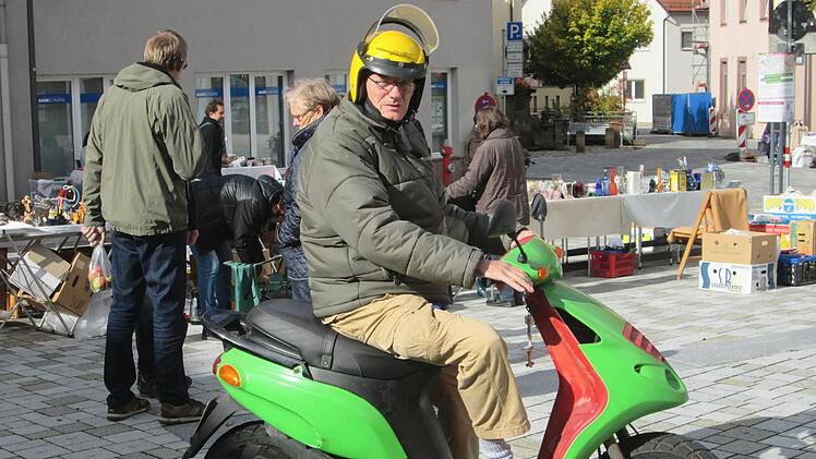 Der grüne Motorroller, mit dem er durch die Stadt flitzt, ist eines der Markenzeichen des Heimat-Barden.                Winfried Ehling