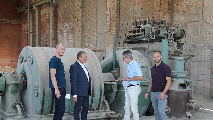 Die Turbine ist das Herzstück. Unser Bild zeigt bei einer Besichtigung OB Henry Schramm (Zweiter von links) mit (von links) Simon Ries, Bernd Ohnemüller und Sven Scherbel von der Stadt Kulmbach. Fotos: Stadt Kulmbach