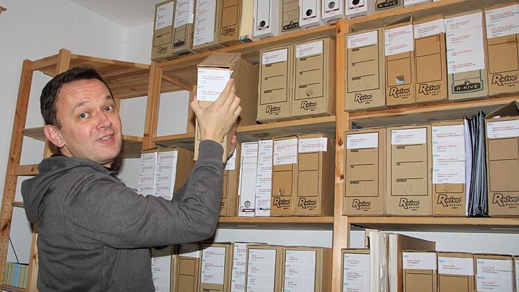 Orchestermanager in einem der Archivräume: Hier lagern die Noten der Werke, die das Kammerorcherster schon gespielt hat. Foto: Ulrike Müller