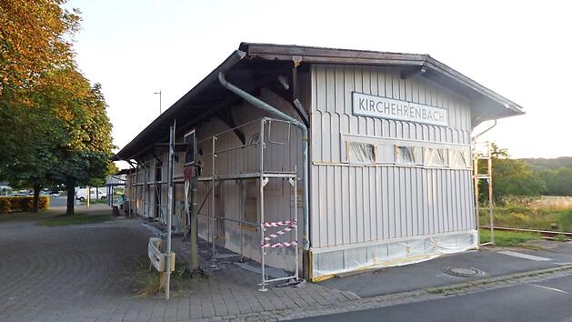 Noch ist das Bahnhofsgeb&auml;ude grau. Bald wird es die G&auml;ste von Kirchehrenbach aber in Blau begr&uuml;&szlig;en.  Foto: Thomas Weichert