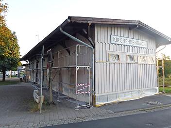 Noch ist das Bahnhofsgebäude grau. Bald wird es die Gäste von Kirchehrenbach aber in Blau begrüßen.  Foto: Thomas Weichert