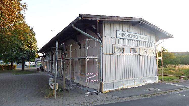 Noch ist das Bahnhofsgebäude grau. Bald wird es die Gäste von Kirchehrenbach aber in Blau begrüßen.  Foto: Thomas Weichert