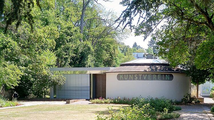 Malerisch am Rand des Kleinen Rosengartens gelegen: Ausstellungs-Pavillon des Kunstvereins Coburg. Seit der Wiedereröffnung Mitte Mai gilt hier Maskenpflicht.Foto: Jochen Berger