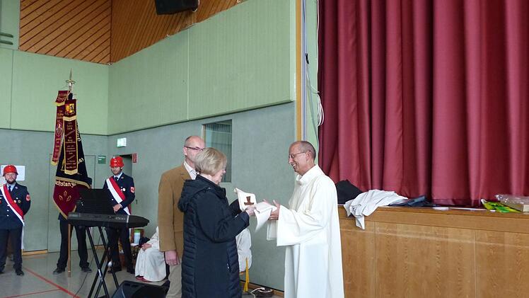 Andreas Lang und Gundula Carlheim übergeben die Abschiedsgeschenke an Andreas Eberhorn. Pauline Lindner
