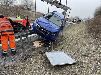 Auf Leitplanke gefahren