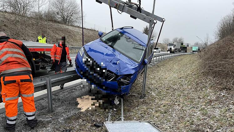 Auf Leitplanke gefahren