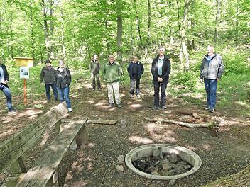 Die zehn Trekkingpl&auml;tze im Steigerwald, die sich gro&szlig;er Beleibtheit erfreuen, haben jetzt neue Paten. Im Bild (von links) B&uuml;rgermeister Matthias B&auml;uerlein (Rauhenebrach), Wolfgang Sahlm&uuml;ller, Barbara Ernwein (Leiterin des Forstbetriebs Ebrach), Verena Kritikos (Rangerin des Naturpark Steigerwald), Edgar Geisel, Uwe Malcherek, Klaus Riegler, B&uuml;rgermeister Michael Wolf (Michelau) und Ile-Managerin Ulla Schmidt.