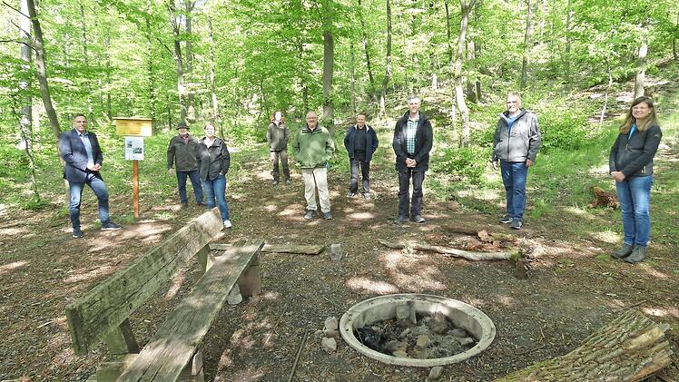 Die zehn Trekkingpl&auml;tze im Steigerwald, die sich gro&szlig;er Beleibtheit erfreuen, haben jetzt neue Paten. Im Bild (von links) B&uuml;rgermeister Matthias B&auml;uerlein (Rauhenebrach), Wolfgang Sahlm&uuml;ller, Barbara Ernwein (Leiterin des Forstbetriebs Ebrach), Verena Kritikos (Rangerin des Naturpark Steigerwald), Edgar Geisel, Uwe Malcherek, Klaus Riegler, B&uuml;rgermeister Michael Wolf (Michelau) und Ile-Managerin Ulla Schmidt.