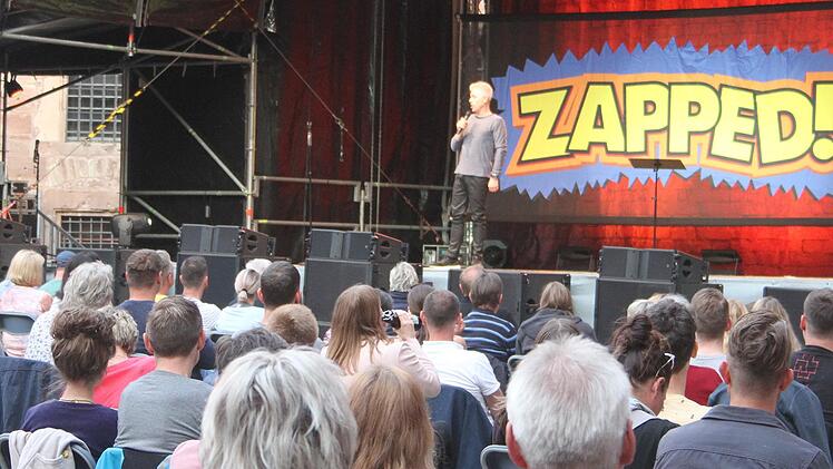 Mittermeier  erntete er für seine Gags über "Fernseh-Kiffen mit Winnetou, Lassie und Flipper" so manchen Brüller, auch wenn die Gags allesamt altbekannt waren.