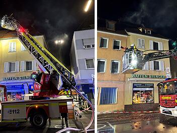 Brand in Haus mit Waffenladen in Franken: Flammen greifen über - Gebäude muss evakuiert werden