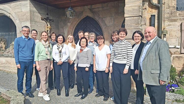 Der Chor Schola Laudate aus Effeltrich mit dem Leiter, Diakon Norbert Naturski, tritt in der Kapelle St. Moritz bei Leutenbach auf.