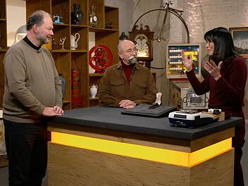 Ein edles Etui begeisterte Horst Lichter (Mitte) in der Montagsausgabe von "Bares f&uuml;r Rares" (ZDF).