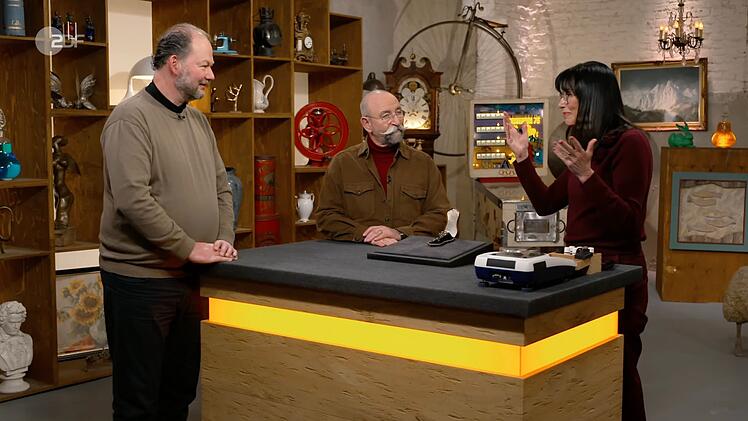 Ein edles Etui begeisterte Horst Lichter (Mitte) in der Montagsausgabe von "Bares f&uuml;r Rares" (ZDF).